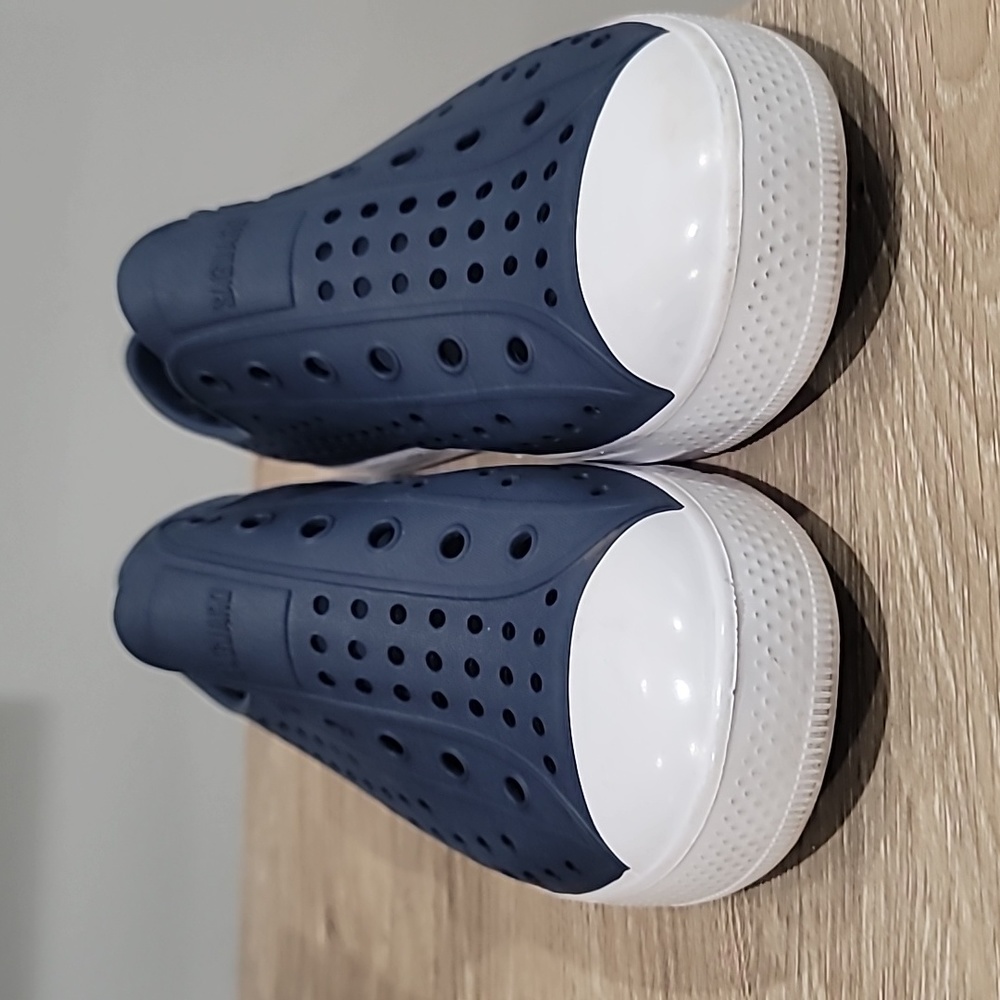 Saguaro blue boys water shoes size 7.